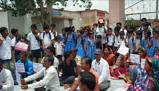 ବିଦ୍ୟାଳୟ ଫାଟକଳେ ତାଲା ପକାଇଲେ ଗ୍ରାମବାସୀ