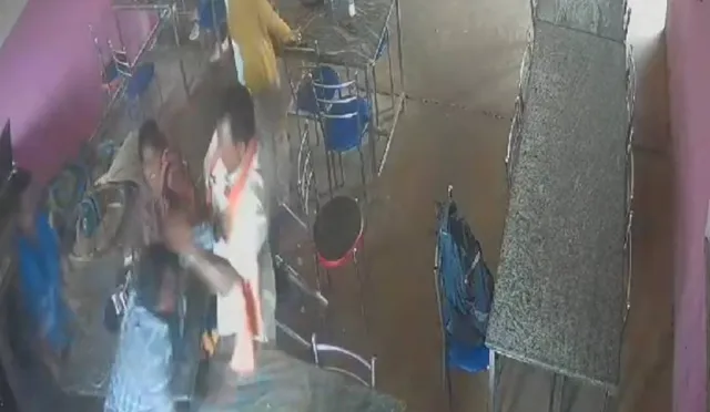 ମହିଳା ସରପଞ୍ଚଙ୍କୁ କମେଣ୍ଟ ମାରିଲେ ପୁରୁଷ ସରପଞ୍ଚ: ଅଭିଯୁକ୍ତଙ୍କୁ ଛେଚିଲେ ପୀଡ଼ିତାଙ୍କ ସ୍ଵାମୀ