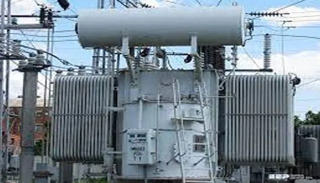 ବିଜୁଳି ବିଭ୍ରାଟ୍‌ର ପ୍ରତିବାଦ: କର୍ମଚାରୀଙ୍କୁ ଅଟକ ରଖି ପିଟିଲେ!