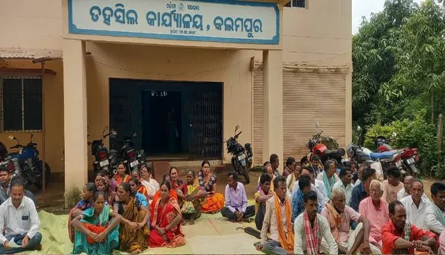 ତହସିଲ ଅଫିସ୍‌ରେ ତାଲା ପକାଇଲେ ଚାଷୀ, ୯ ଘଣ୍ଟା ଧରି ଭିତରେ ରହିଲେ କର୍ମଚାରୀ