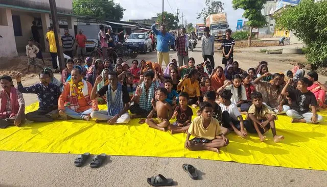 ବର୍ଷାଜଳ ନିଷ୍କାସନ ଦାବିରେ ରାଜପଥ ଅବରୋଧ