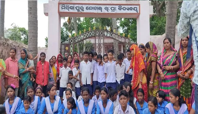 ଶିକ୍ଷକ ବଦଳି ପ୍ରତିବାଦରେ ସ୍କୁଲରେ ତାଲା