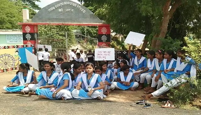 ଶିକ୍ଷକ ନିଯୁକ୍ତି ଦାବିରେ ଛାତ୍ରଛାତ୍ରୀଙ୍କ ଧାରଣା