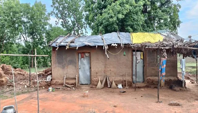 ଭଙ୍ଗା ଦଦରା କୁଡ଼ିଆରେ ଦିନ କାଟୁଛନ୍ତି ମାଙ୍କଡ଼ିଆ ପରିବାର