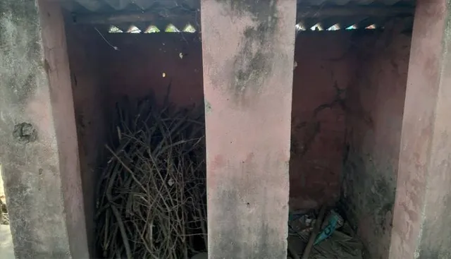 ପାଇଖାନା ଘରେ ଜାଳେଣି କାଠ