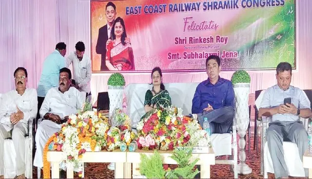 ଶ୍ରମିକ କଂଗ୍ରେସ ପକ୍ଷରୁ ଖୋର୍ଦ୍ଧାରୋଡ୍‌ ଡିଆରଏମଙ୍କୁ ବିଦାୟକାଳୀନ ସମ୍ବର୍ଦ୍ଧନା