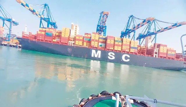 ମୁନ୍ଦ୍ରା ବନ୍ଦରରେ ୪ ଫୁଟବଲ୍‌ ପଡ଼ିଆ ଆକାରର ଜାହାଜ