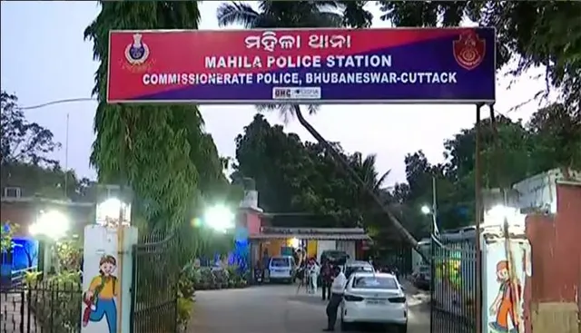 ପରପୁରୁଷ ସହ ସଂପର୍କ ରଖିବାକୁ ଚାପ