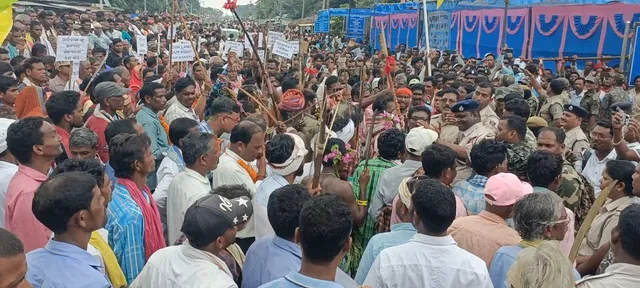 ଜିଲ୍ଲାପାଳ ଅଫିସ୍‌ ଘେରିଲା ଆଦିବାସୀ କଲ୍ୟାଣ ସଂଘ; ପୁଲିସ୍ ସହ ଧସ୍ତାଧସ୍ତି, ମନ୍ତ୍ରୀଙ୍କ କୁଶପୁତ୍ତଳିକା ଦାହ