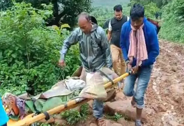 ଗାଁରେ ପହଞ୍ଚି ପାରିଲାନି ଶବବାହକ ଗାଡ଼ି: ୩କିମି ଶବ ବୋହିଲା ପୁଲିସ