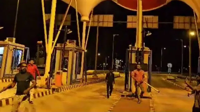 ଫାସଟ୍ୟାଗ ବୈଧ ନଥିବାରୁ ଅଟକିଲେ ନେତାଙ୍କ ପୁଅ, ସମର୍ଥକ ଭାଙ୍ଗିଲେ ଟୋଲପ୍ଲାଜା