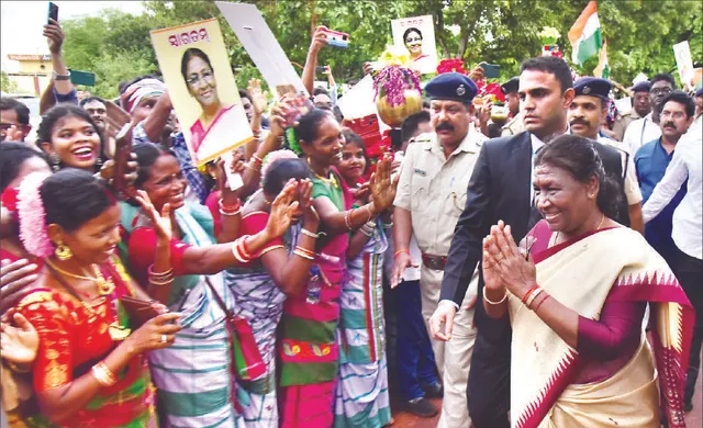 ବର୍ଷ ପୂର୍ତ୍ତିରେ ଓଡ଼ିଶାରେ ରାଷ୍ଟ୍ରପତି: ଭବ୍ୟ ସ୍ବାଗତ ଦେଖି ଗାଡ଼ିରୁ ଓହ୍ଲାଇଲେ,  ୫ ମିନିଟ୍ ଲୋକଙ୍କ ସହ ମିଶିଲେ