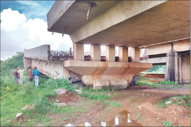 ରାଜପଥରେ ଭୁଶୁଡ଼ିଲା ପୋଲ: ବର୍ତ୍ତିଗଲେ ଅନେକ ଯାତ୍ରୀ