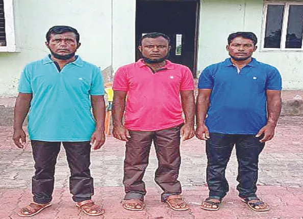 ୮ ମାସ ପରେ ଘରକୁ ଫେରିଲେ ତିନି ବାଂଲାଦେଶୀ ମତ୍ସ୍ୟଜୀବୀ: ସାମୁଦ୍ରିକ ବାତ୍ୟାରେ ଭାସି ଭାସି ଭାରତୀୟ ସୀମାକୁ ପଶି ଆସିଥିଲେ