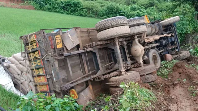 ଭାରସାମ୍ୟ ହରାଇ ଓଲଟିଲା ଚାଉଳ ବୋଝେଇ ଟ୍ରକ୍‌