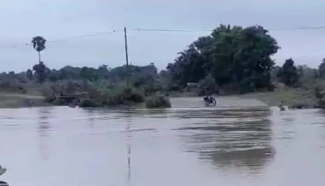 ପୁର୍ତ୍ତ ବିଭାଗ ର ଅବହେଳା ପାଇଁ ବନ୍ୟାଜଳ ଘୁଙ୍ଗିନାଳ ଉପରେ ପ୍ରବାହିତ- ଯାତାୟାତ ବାଧାପ୍ରାପ୍ତ