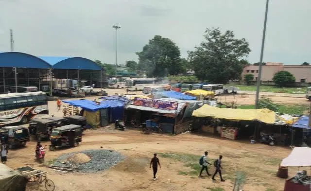 ଶୋଚନୀୟ ଅବସ୍ଥାରେ ସୁନ୍ଦରଗଡ଼ ବସଷ୍ଟାଣ୍ଡ; ଉଠାଦୋକାନୀ ଓ ଠିକାଦାରଙ୍କ କବଜା, କାମରେ ଆସୁନି ଶୌଚାଳୟ