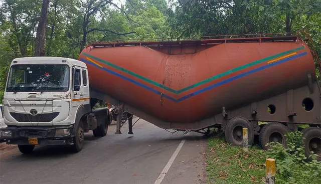 ଲାଞ୍ଜିଗଡ଼-ଢେପଗୁଡ଼ା ଘାଟିରେ ଫସିଲା ଟ୍ୟାଙ୍କର