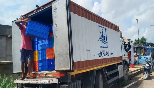 ସ୍କୁଟିକୁ ଧକ୍କା ଦେଇ ଡ୍ରେନ୍‌ ଉପରେ ଚଢ଼ିଗଲା ଟ୍ରକ