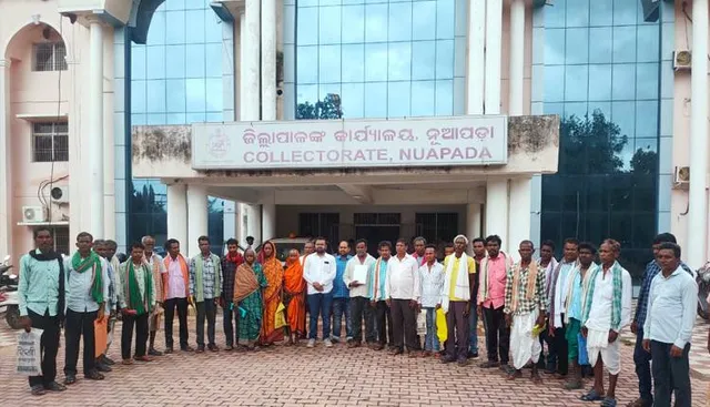 ବୀମା ରାଶି ପାଇଁ ଜିଲ୍ଲାପାଳ ଅଫିସ୍‌ ଘେରିଲେ ଚାଷୀ