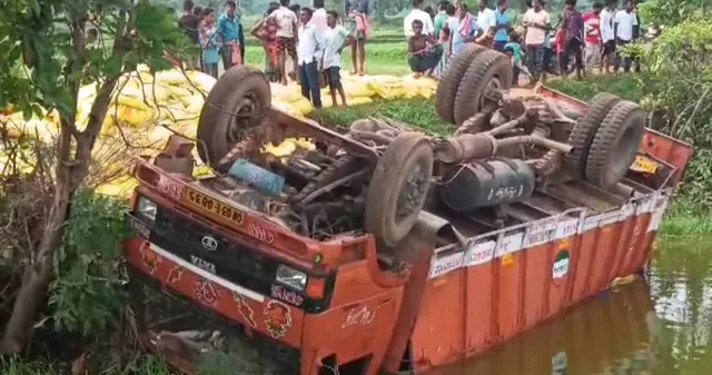 ଅଣ ଓସାରିଆ ରାସ୍ତାରେ ଓଲଟିଲା ସାର ବୋଝେଇ ଟ୍ରକ୍‌