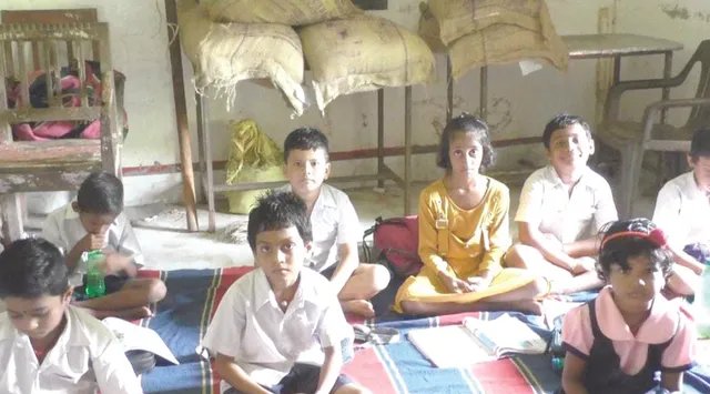 ୫-ଟି’କୁ ଉପହାସ, ଭଙ୍ଗା ଘରେ ପାଠପଢ଼ା