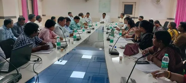 ଖାଦ୍ୟ ଆୟୁକ୍ତଙ୍କ ଦୁଇ ଦିନିଆ ଖୋର୍ଦ୍ଧା ଗ୍ରାମାଞ୍ଚଳ ଗସ୍ତ, ଖାଦ୍ୟ ସୁରକ୍ଷା ଯୋଜନାର ହିତାଧିକାରୀ ତାଲିକା ସଂଶୋଧନ ଉପରେ ଗୁରୁତ୍ବ