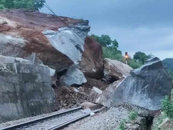 ରେଳଧାରଣା ଉପରେ ଧସିଲା ପଥରଖଣ୍ଡ: ୪ଟି ଟ୍ରେନ ବାତିଲ