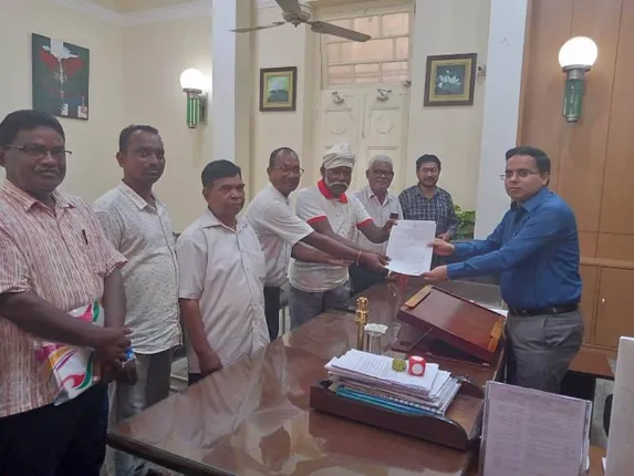 ଭୂମିଜ ଭାଷା ଶିକ୍ଷକ ନିଯୁକ୍ତି ପାଇଁ ଜିଲ୍ଲାପାଳଙ୍କୁ ଦାବିପତ୍ର