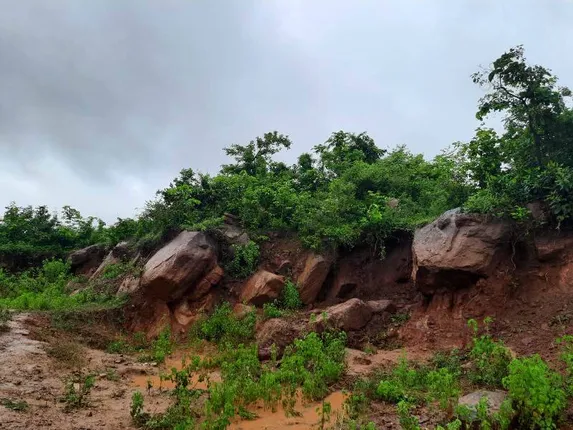 ମାଟି ଅତଡା ଖସି ୭ ଛେଳି ମୃତ, ତିନି ନିଖୋଜ