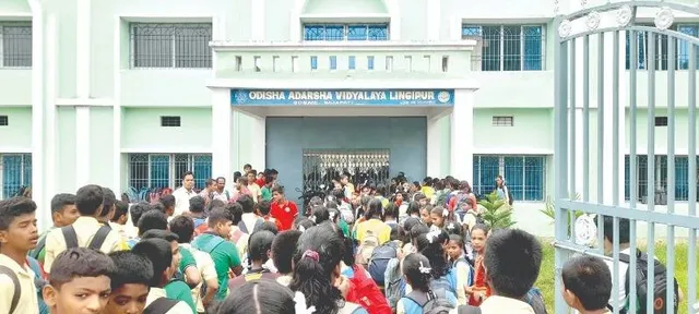 ଛାତ୍ରଙ୍କୁ ପିଟିଲେ କ୍ରୀଡ଼ା ଶିକ୍ଷକ; ଜଣେ ଗୁରୁତର, ବିଦ୍ୟାଳୟର ମୁଖ୍ୟ ଫାଟକରେ ତାଲା ପକାଇଲେ ଅଭିଭାବକ