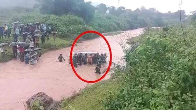 ଚରଡ଼ା ଗାଁର ହୃଦୟ ବିଦାରକ ଦୃଶ୍ୟ; ନଦୀପାର ହୋଇ ଶବ ସତ୍କାର କଲେ ସମ୍ପର୍କୀୟ