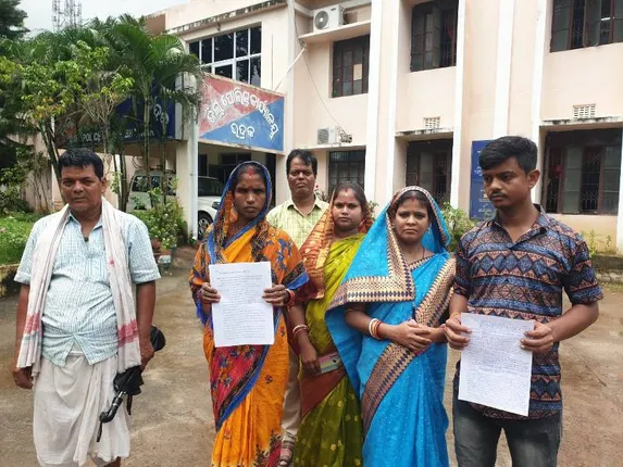 ଥାନାରୁ ନ୍ୟାୟ ନପାଇ ସୁରକ୍ଷା ନେଇ ଏସ୍‌ପିଙ୍କୁ ଭେଟିଲେ ନିର୍ଯାତିତ ପରିବାର