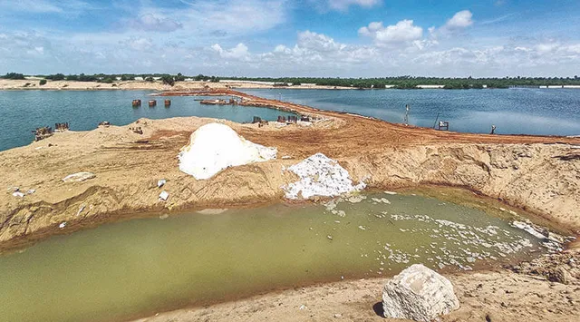 ତାଡ଼ିଦେଲେ ୩୦ ଫୁଟ୍‌ ଉଚ୍ଚ ବାଲିବନ୍ତ, ବଦଳୁଛି ମଙ୍ଗଳା ନଦୀର ଗତିପଥ