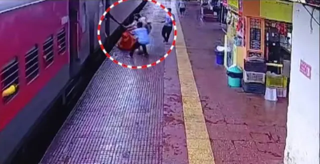 ଖୋର୍ଦ୍ଧା ରୋଡ୍ ରେଳଷ୍ଟେସନରେ ଆକସ୍ମିକ ଅଘଟଣରୁ ବର୍ତ୍ତିଗଲେ ମହିଳା ଯାତ୍ରୀ