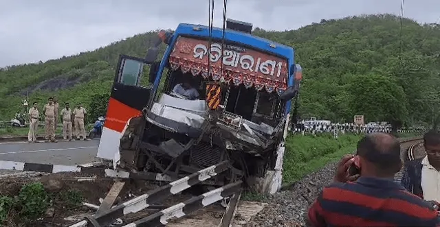 ରେଳ ଲାଇନକୁ ମାଡ଼ିଗଲା ବସ୍: ବଡ଼ ଦୁର୍ଘଟଣାରୁ ବର୍ତ୍ତିଲେ ଯାତ୍ରୀ