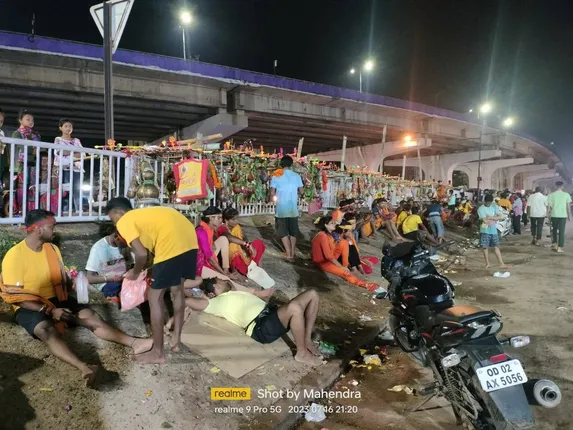 ଭୁବନେଶ୍ବର: ଶ୍ରାବଣର ଦ୍ବିତୀୟ ସୋମବାରରେ ଶିବଙ୍କୁ ଜଳଲାଗି ପାଇଁ ରସୁଲଗଡ଼ ଛକରେ କାଉଡ଼ିଆଙ୍କ ଭିଡ଼।