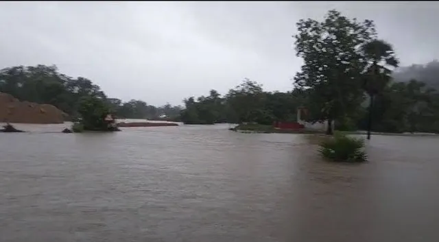 ଲଗାଣ ବର୍ଷା ଯୋଗୁଁ ବାହ୍ୟ ଜଗତରୁ ବିଛିନ୍ନ ହେଲା କାଲିମେଳା