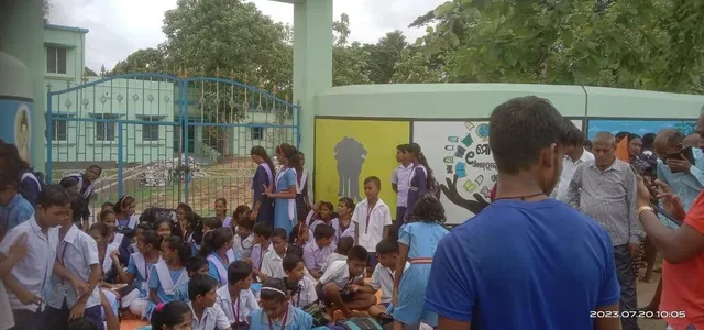 ୫-ଟି ସ୍କୁଲ୍‌ ଛାତରୁ ପ୍ଲାଷ୍ଟର୍‌ ଖସିବା ଘଟଣାକୁ ନେଇ ଫାଟକରେ ତାଲା, ଧାରଣାରେ ବସିଲେ ଅଭିଭାବକ ଓ ଛାତ୍ରଛାତ୍ରୀ