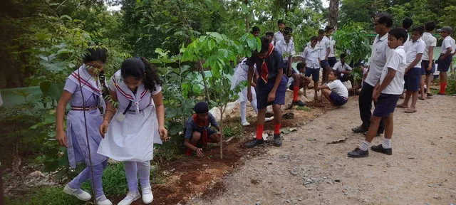 ଅମରପାଲି ହାଇସ୍କୁଲରେ ‘ସମ୍ବାଦ ସାହିତ୍ୟଘର’ ପକ୍ଷରୁ ବୃକ୍ଷରୋପଣ କାର୍ଯ୍ୟକ୍ରମ