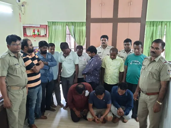 ନକଲି ସୁନା ଦେଇ ବ୍ୟାଙ୍କରୁ ଟଙ୍କା ହଡ଼ପ ମାମଲା: ୭ ଅଭିଯୁକ୍ତଙ୍କୁ ଗିରଫ କଲା ପାରଳା ପୁଲିସ