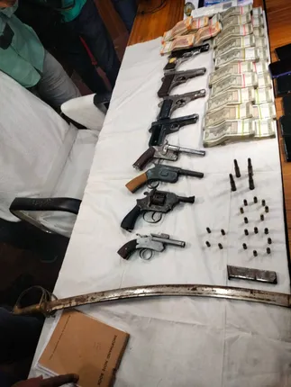 ଚୋରା ବନ୍ଧୁକ ରଖିବା ଅଭିଯୋଗରେ ୬ ଜଣ ଗିରଫ