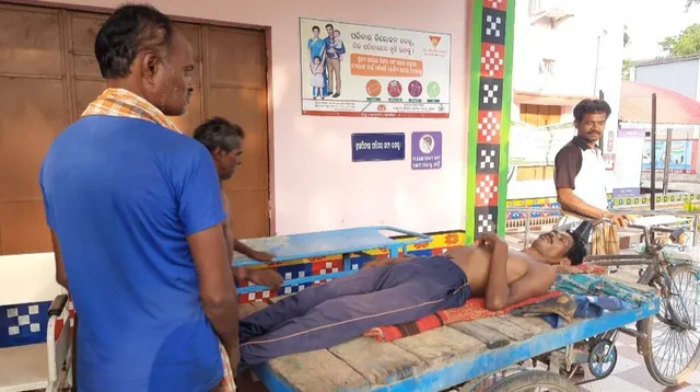 ସ୍ୱାସ୍ଥ୍ୟ ମନ୍ତ୍ରୀଙ୍କ ଜିଲ୍ଲାରେ ଅଭାବନୀୟ ଦୃଶ୍ୟ: ଟ୍ରଲିରିକ୍ସାରେ ବୁହା ହେଲେ ରୋଗୀ