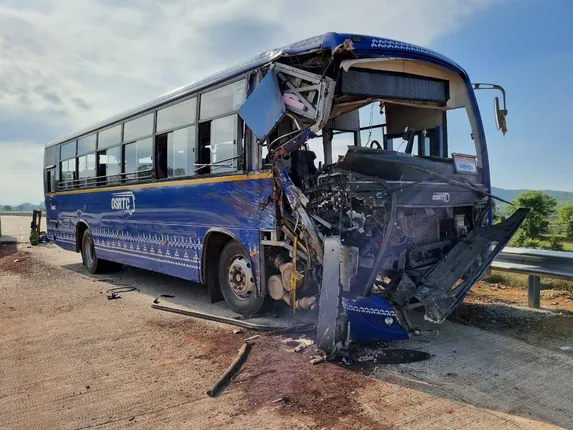 ଠିଆ ହୋଇଥିବା ଟ୍ରକ୍‌କୁ ପିଟିଲା ସରକାରୀ ବସ୍: ୫ ଗରୁୁତର, ବୁର୍ଲା ସ୍ଥାନାନ୍ତର