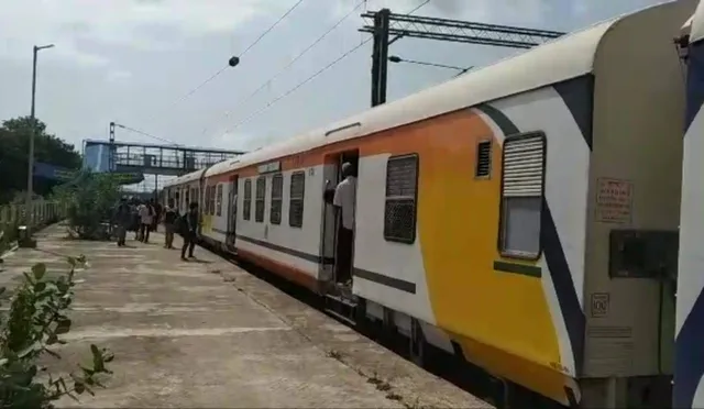 ଯାନ୍ତ୍ରିକ ତ୍ରୁଟି ଯୋଗୁଁ ଅଟକିଲା ଖୋର୍ଦ୍ଧା ପାସେଞ୍ଜର, ୩ ଘଣ୍ଟା ପରେ ଅନ୍ୟ ଇଞ୍ଜିନ ଲାଗି ଆଗକୁ ଗଡ଼ିଲା, ଯାତ୍ରୀ ହେଲେ ହନ୍ତସନ୍ତ