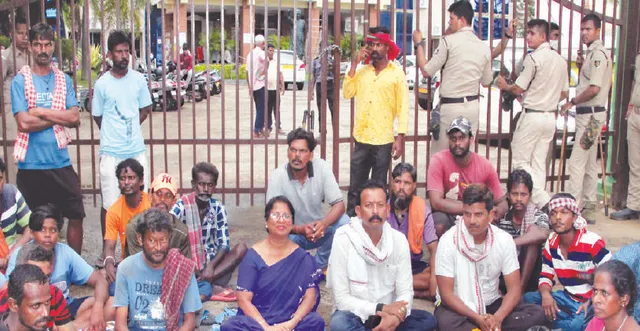 ଡ୍ରେନ୍‌ରେ ବୁଡ଼ି ଶ୍ରମିକଙ୍କ ମୃତ୍ୟୁ ଘଟଣା: ୬ ଘଣ୍ଟା କାଳ ଶବ ରଖି ବିକ୍ଷୋଭ