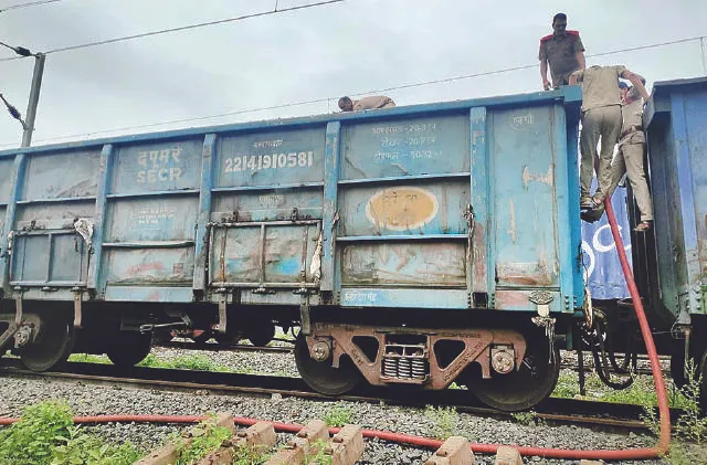 କୋଇଲା ବୋଝେଇ ଟ୍ରେନରେ ନିଆଁ