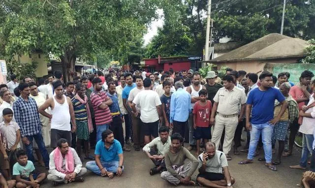 ବାଇକ୍‌ ଧକ୍କାରେ ବୃଦ୍ଧା ମୃତ; କ୍ଷତିପୂରଣ ଦାବିରେ ରାସ୍ତା ଅବରୋଧ 