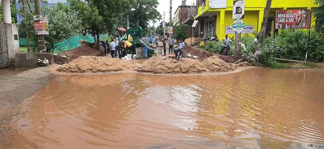 ବର୍ଷା ବେଳେ ରାସ୍ତା ମଝିରେ ଡ୍ରେନ୍‌ କାମ