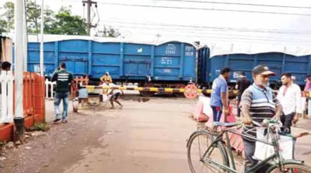 ଯାନ୍ତ୍ରିକ ତ୍ରୁଟି: ଫାଟକ ସମ୍ମୁଖରେ ଘଣ୍ଟାଏ ଅଟକିଲା ମାଲ୍‌ବାହୀ ଟ୍ରେନ୍‌